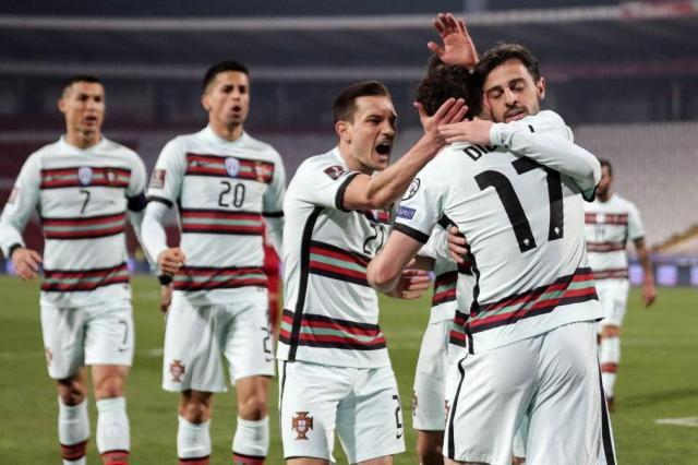 1616886950428012593.jpg 世界杯手机直播-没VAR 第94分钟好球不算 C罗怒掷袖标 主裁道歉