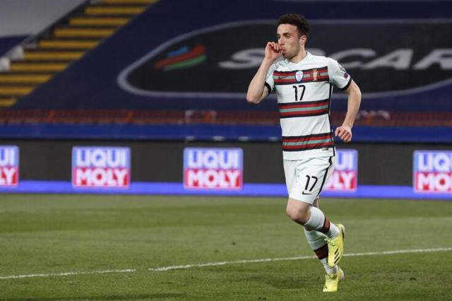 1616886983219024036.jpg 世界杯手机直播-没VAR 第94分钟好球不算 C罗怒掷袖标 主裁道歉